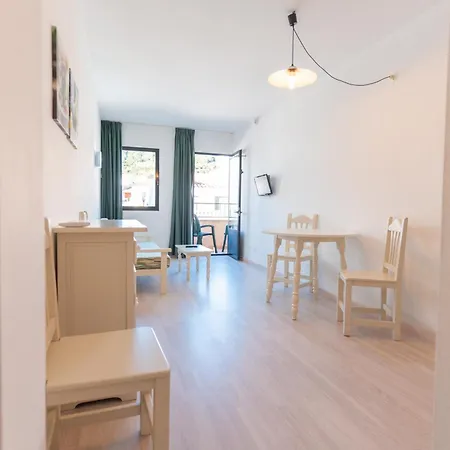 Loar Aparthotel Ferreries